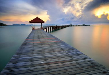 Köprünün diğer tarafında bir güzel gündoğumu, Rayong, Thaila denize sıfır