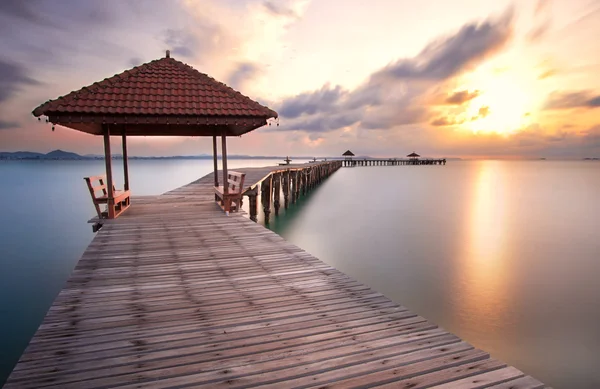 Köprünün diğer tarafında bir güzel gündoğumu, Rayong, Thaila denize sıfır