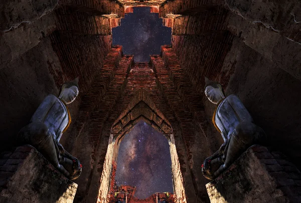 Buda heykeli altında açıkça Samanyolu, Tay ile yıldızlı gece