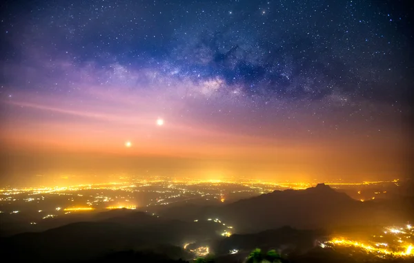 Açıkça Samanyolu üzerinde dağ, Tayland