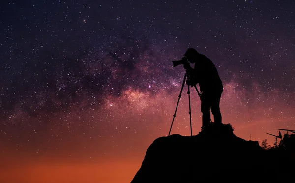 Silhouette eines Fotografen, der eine Milchstraße fotografiert — Stockfoto