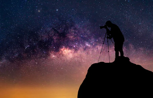 Silhouette eines Fotografen, der eine Milchstraße fotografiert — Stockfoto