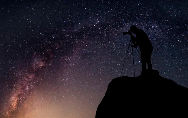 Silueta fotograf, který střílí Mléčné dráhy — Stock fotografie