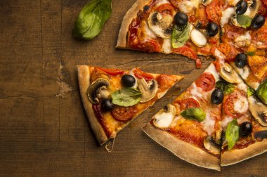 Ahşap bir masa üzerinde mozzarella peynirli pizza