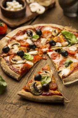 Ahşap bir masa üzerinde mozzarella peynirli pizza