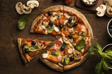 Ahşap bir masa üzerinde mozzarella peynirli pizza