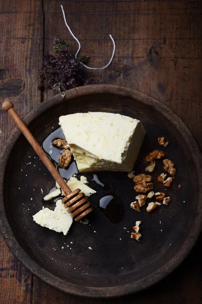 Koyun peyniri bal ve eski ahşap bir masa üzerinde ceviz ile