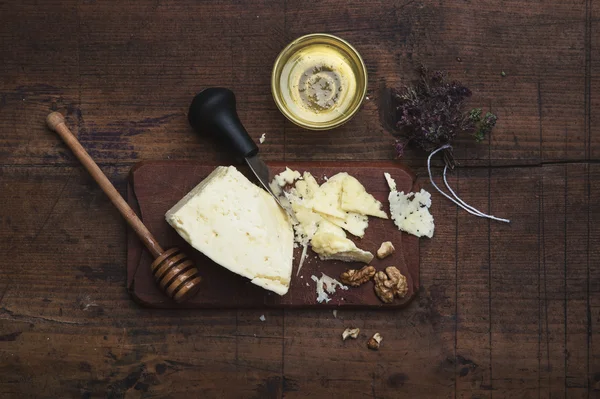 Koyun peyniri bal ve eski ahşap bir masa üzerinde ceviz ile