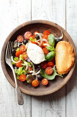 Taze salata domates ve parlak bir tablo üzerinde Siyah Zeytin