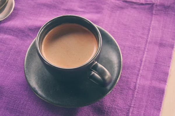 Kaffekopp på frukostbordet, vintage varm färgton. — Stockfoto