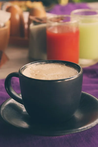 Kaffekopp på frukostbordet, vintage varm färgton. — Stockfoto