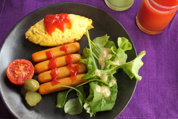 Conjunto de café da manhã, omelete, salsicha e salada de legumes frescos . — Fotografia de Stock