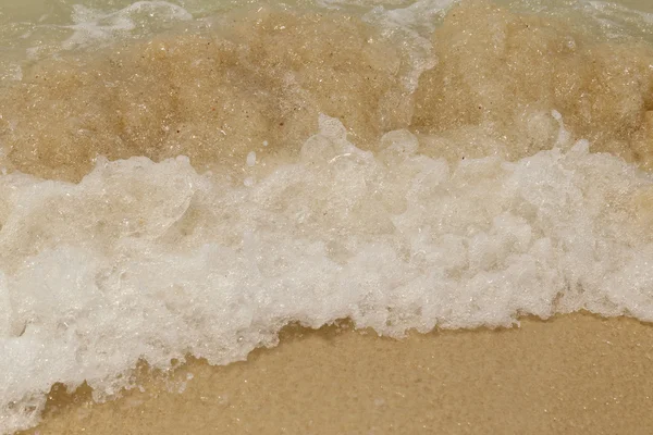 Mer vague swash sur la plage de sable . — Photo