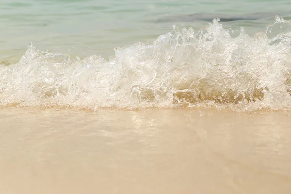 Mer vague swash sur la plage de sable . — Photo