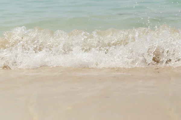 Onda di mare swash sulla spiaggia di sabbia . — Foto Stock
