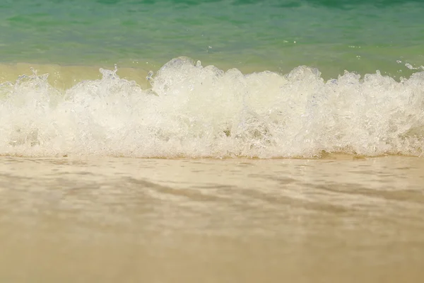 Onda di mare swash sulla spiaggia di sabbia . — Foto Stock