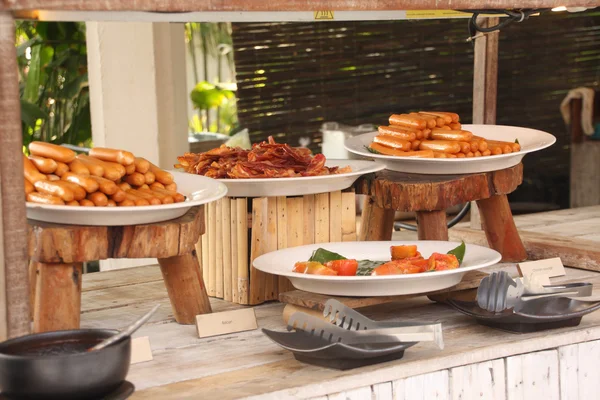 Breakfast bar buffet at restaurant. Sausage, bacon and baked tom — Stock Photo, Image