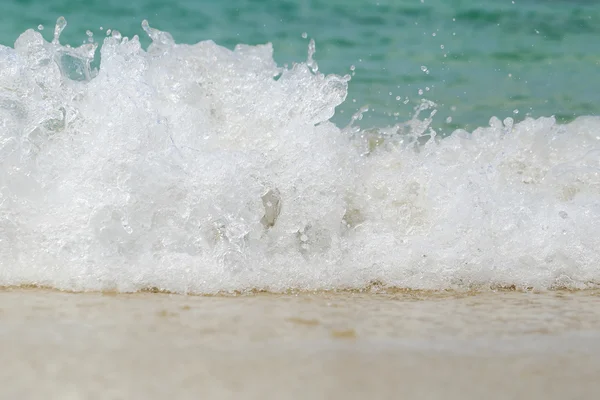 Mer vague swash sur la plage de sable . — Photo