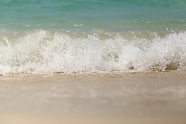 Mer vague swash sur la plage de sable . — Photo