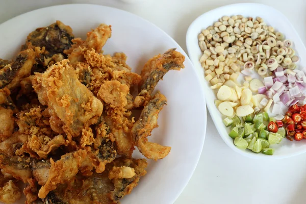 Complementando a receita de peixe - peixe frito servido com especiarias s — Fotografia de Stock