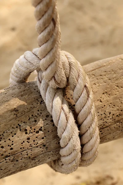 Avvicinamento della corda legata al legno . — Foto Stock