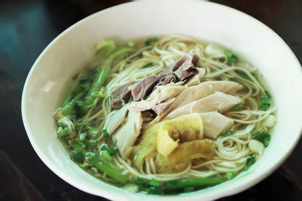 Sopa de vermicelli chino con receta de pollo . — Foto de Stock