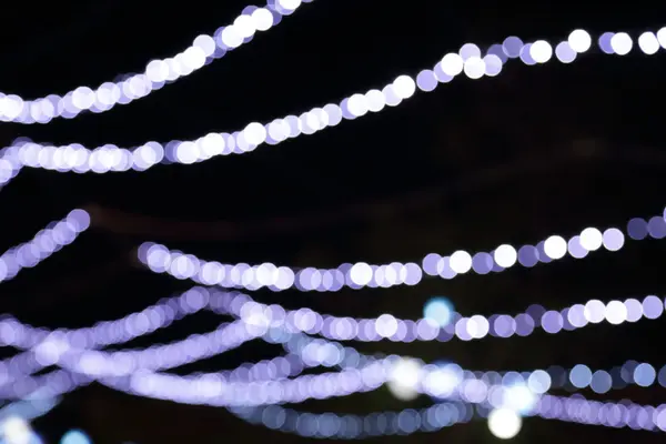 Azul e branco desfocado bokeh luzes fundo . — Fotografia de Stock