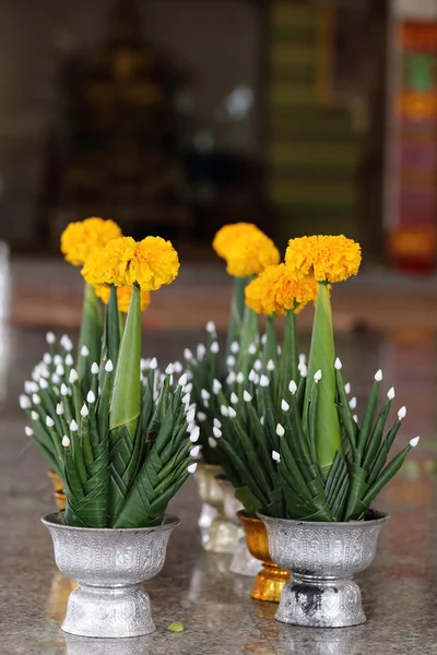 Ofrenda de arroz hecha de hoja de plátano y flor, Tradicional tailandés —  Fotos de Stock