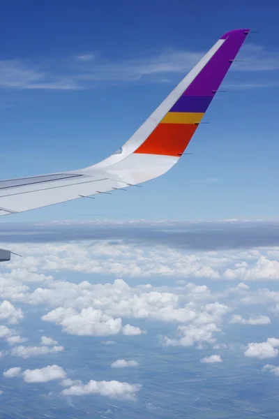 Arka planda uçan uçak kanadı bulutlar,. — Stok fotoğraf