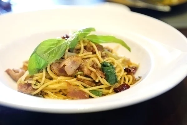 Spicy spaghetti with bacon and many kind of herbs. — Stock Photo, Image