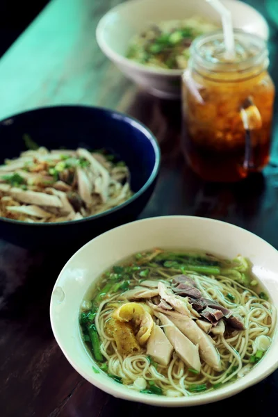 Chinesische Vermicelli-Suppe mit Hühnerrezept. — Stockfoto