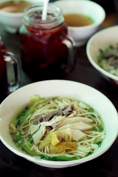 Čínské nudle polévka s kuřecí recept. — Stock fotografie