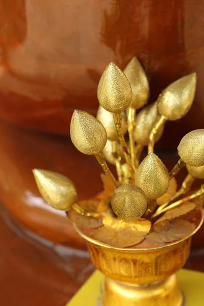 Flor falsa de loto de oro para ofrendas Buda en la religión budista —  Fotos de Stock