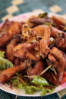 Tay tarzında kızarmış tavuk ot ile.
