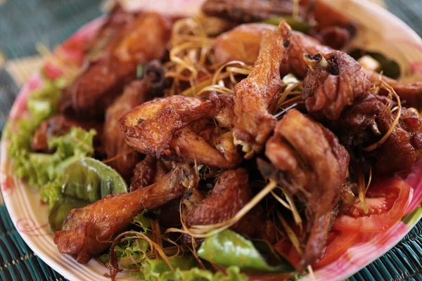Thaise stijl gebakken kip met kruiden. — Stockfoto