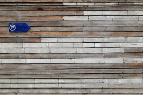 Fondo de pared de madera retro con flecha de cartel de estacionamiento . —  Fotos de Stock