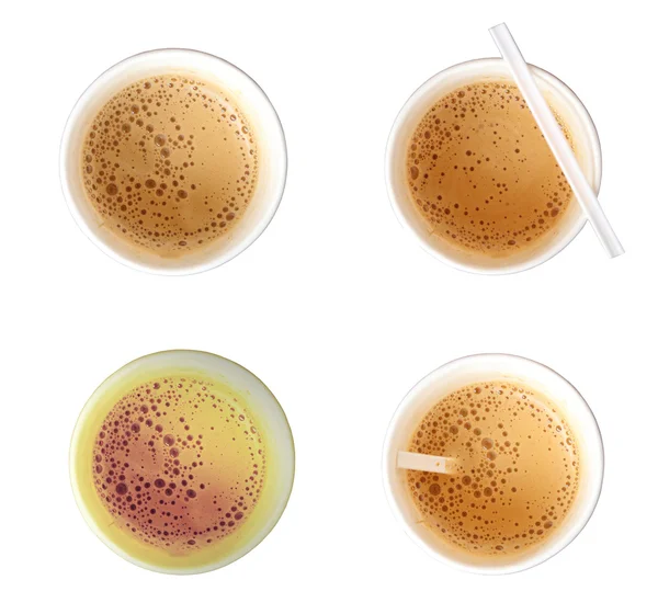 Kırpma yolu ile beyaz arka plan üzerinde izole yukarıdan gördüm kağıt bardak sıcak kahve.