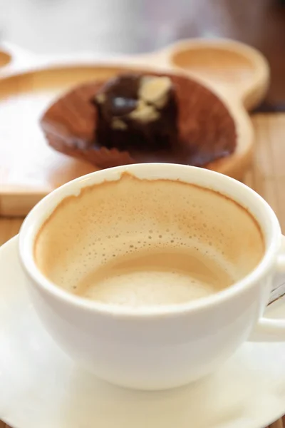 Kopp kaffe på träbord med konditori atmosfär. — Stockfoto