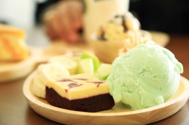 Tatlı limon sorbe dondurma, kırmızı kadife browny pasta ve karışık meyve kümesi.