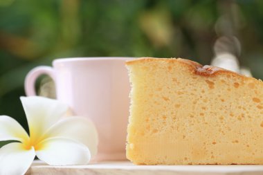 Japon tarzı Cheesecake parçaları ve kahve Bahçe yeşil arka plana sahip.