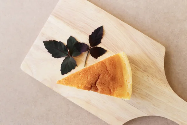 Pedaços de Cheesecake estilo japonês, vista superior em placa de madeira . — Fotografia de Stock