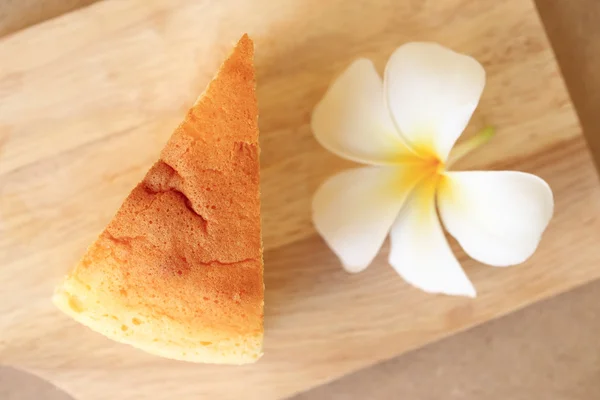 Pieces of Japanese style Cheesecake, top view on wooden plate. — Stock Photo, Image