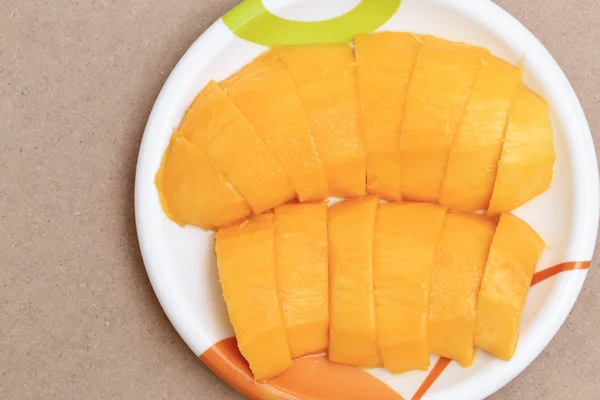 黄色のマンゴー熱帯のタイのフルーツ プレート、トップ ビューで. — ストック写真