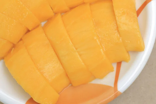 黄色のマンゴー熱帯のタイのフルーツ プレート、トップ ビューでのクローズ アップ. — ストック写真