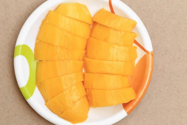 黄色のマンゴー熱帯のタイのフルーツ プレート、トップ ビューで. — ストック写真