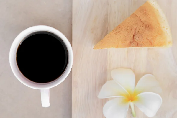 Xícara de café preto e pedaços de cheesecake estilo japonês . — Fotografia de Stock