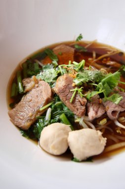 Asya pirinç makarna tarifi beyaz kase.