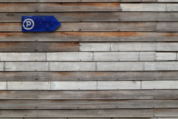 Retro houten muur achtergrond met parking teken pijl. — Stockfoto