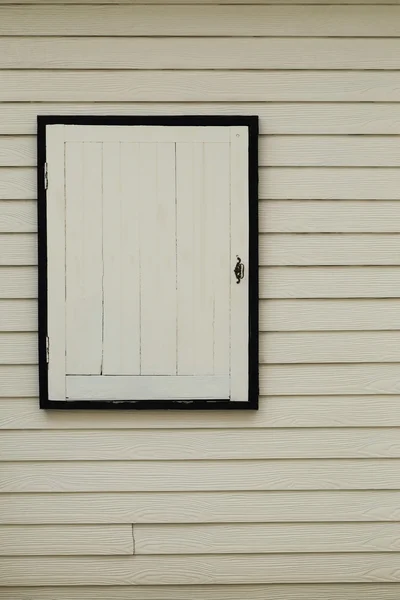 Ventana de madera blanca en pared de madera vintage . — Foto de Stock