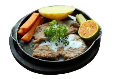 Izgara biftek, patates ve sebze, üzerinde beyaz izole.